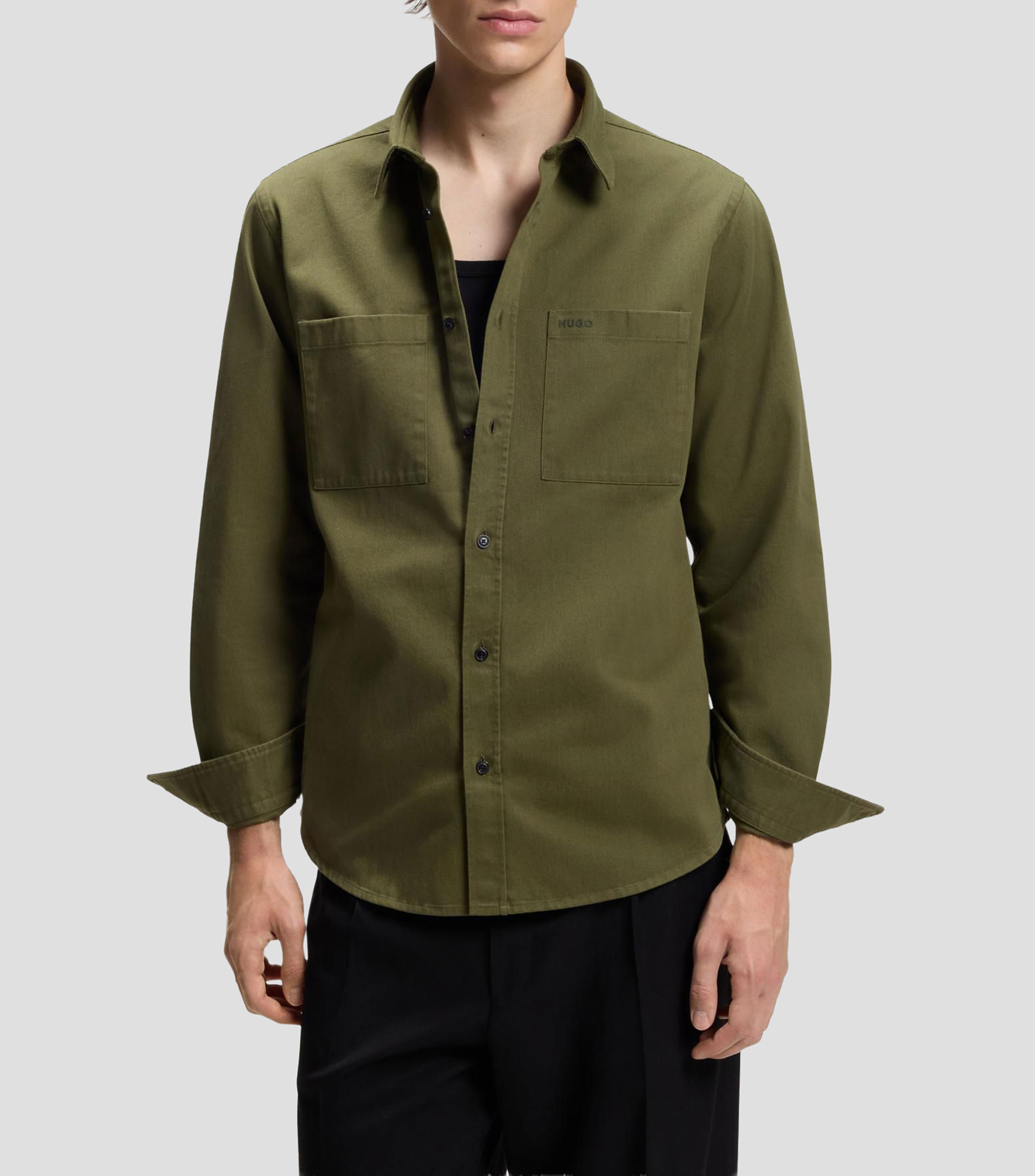 Camisa relaxed fit de sarga de algodón con logo en el pecho Hombre